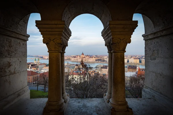 Blick auf Parlamentsgebäude in Budapest — Stockfoto