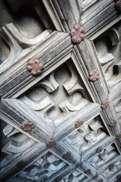Старая деревянная дверь с цветочным орнаментом — стоковое фото