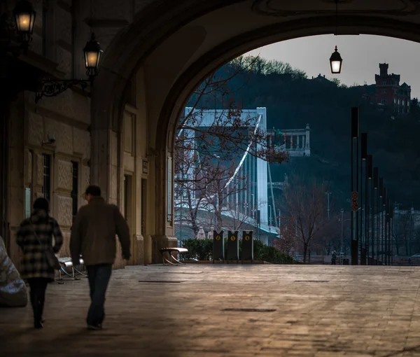Люди, що йдуть через арку в Будапешті — стокове фото