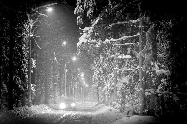 Auto fährt im Winterwald — Stockfoto