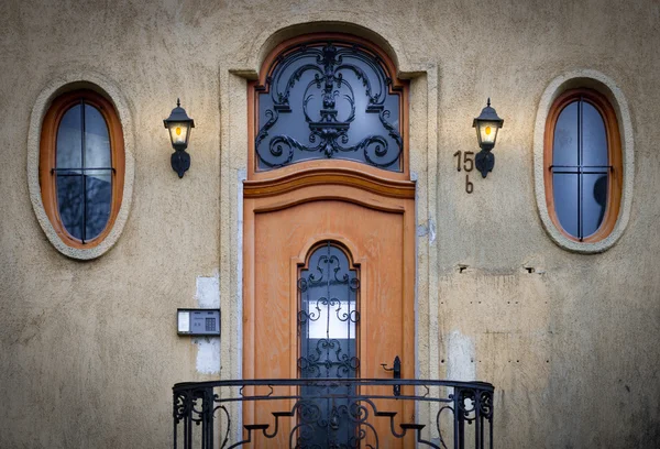 Porta velha e janelas em Budapeste — Fotografia de Stock