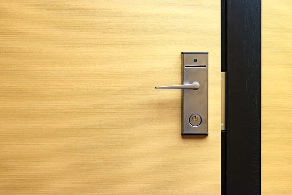 Moderna dörrlås med dörrhandtaget — Stockfoto