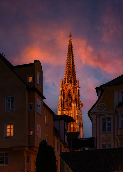 德国巴伐利亚的旧城景观与大教堂塔 背景是阴云密布的日落 建筑和旅行 — 图库照片