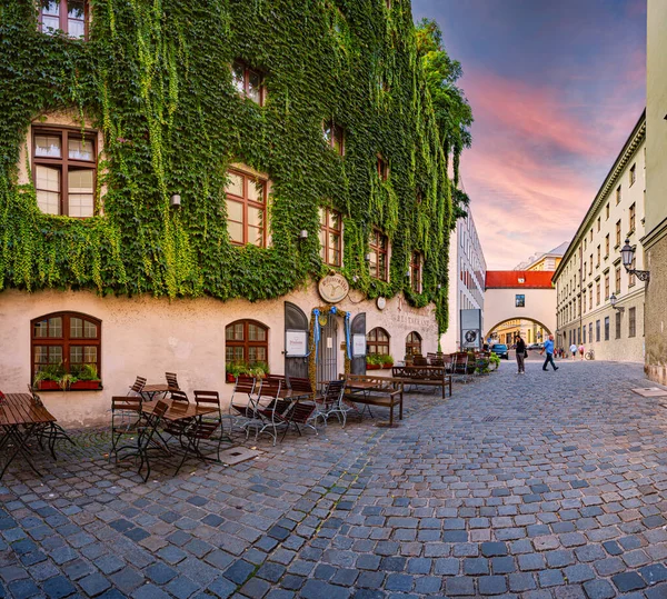德国慕尼黑 2014年9月28日 在德国巴伐利亚的慕尼黑旧城区有咖啡店的街道 — 图库照片