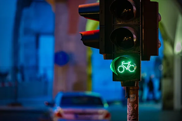 Semáforo Munich Baviera Alemania Icono Bicicleta Verde Con Calle Nocturna —  Fotos de Stock