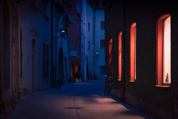 狭い路地で夜に古い町の通り 壁に化粧の提灯 ドイツ バイエルン ヨーロッパ旅行 — ストック写真