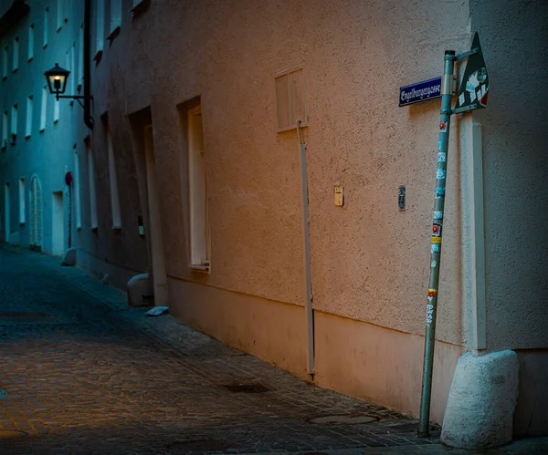 狭い路地で夕暮れと光と居心地の良い提灯と古い町の通り ドイツ バイエルン ヨーロッパ旅行 — ストック写真