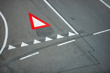 Havaalanında piste boyanmış bir tabela. Uçaklar için trafik kontrolü