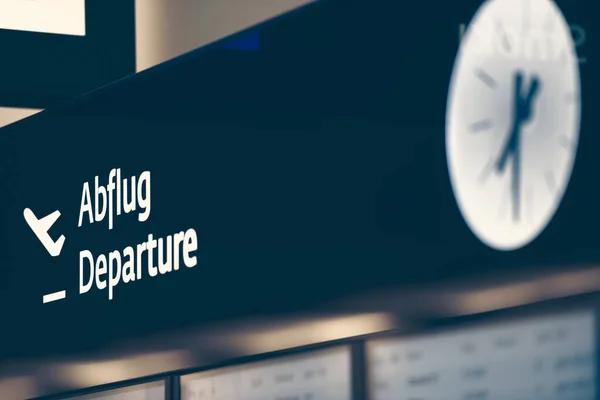 Vue Rapprochée Panneau Noir Avec Grande Inscription Blanche Départ Horloge — Photo