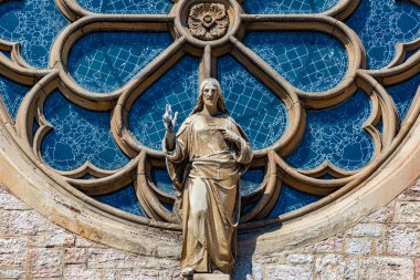 Saraybosna, Bosna-Hersek ve Avrupa 'daki katedral penceresi ve İsa heykeli. Mimarlık ve seyahat.
