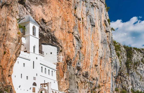 塞尔维亚东正教的白色修道院奥斯特罗格座落在一座几乎垂直的山上 背景是蓝天 黑山旅行 — 图库照片