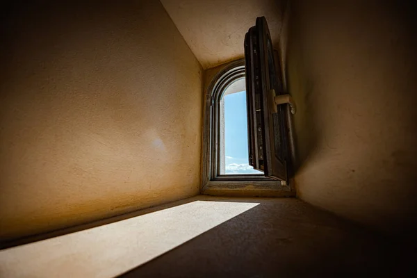 Güneş Taş Duvarlı Odanın Küçük Penceresinden Parlıyor Penceresinde Bulutlar Olan — Stok fotoğraf