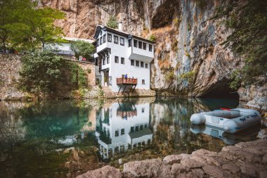 BLAGAJ, BOSNIA VE HERZEGOVINA - 10 Eylül 2015: Blagaj Tekija, Osmanlı mimarisi ve Akdeniz tarzı öğelerle 1520 yılında inşa edildi ve ulusal bir eser olarak kabul edilir. Blagaj Tekke Derviş için yapılmış bir manastır..