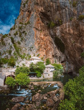 BLAGAJ, BOSNIA VE HERZEGOVINA - 10 Eylül 2015: Blagaj Tekija, Osmanlı mimarisi ve Akdeniz tarzı öğelerle 1520 yılında inşa edildi ve ulusal bir eser olarak kabul edilir. Blagaj Tekke Derviş için yapılmış bir manastır..