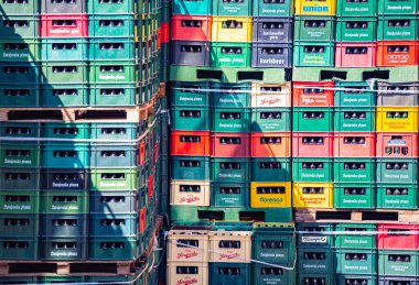 Depoda bira şişeleri olan kaplar. Plastik sandık dizeleri.