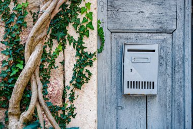 Bosna-Hersek 'te tahta kapıdaki posta kutusu. Avrupa 'nın şehir detayları.