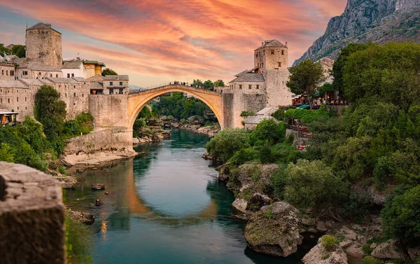 モスタル ボスニア ヘルツェゴビナ 夕日の旧橋 ヨーロッパ旅行 — ストック写真