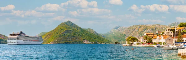 Perast Bay Şehir Dağ Manzarası Karadağ Avrupa Nın Balkanlarında Bulutlu — Stok fotoğraf