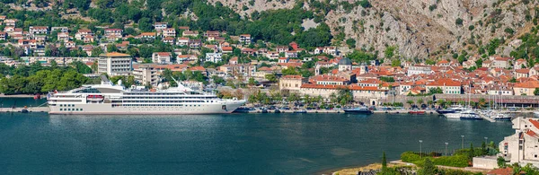 Kryssningsfartyg Kotor Montenegro Europa Panoramabild Med Kryssningsfartyg Och Gamla Stan — Stockfoto