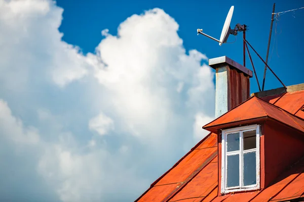 Maison Ancienne Avec Antenne Parabolique Sur Toit Fenêtre Ciel Bleu — Photo
