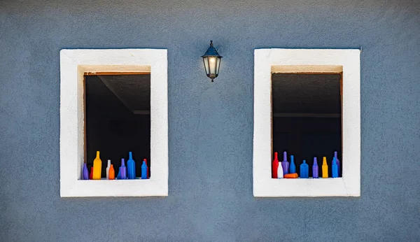 Viejas Ventanas Café Casa Con Botellas Linterna —  Fotos de Stock