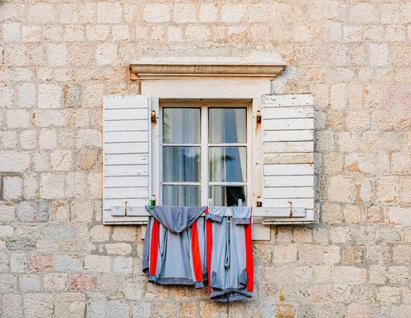 Window Old Building Montenegro Europe City Architecture Details Laundry Hanging — Stock Photo, Image