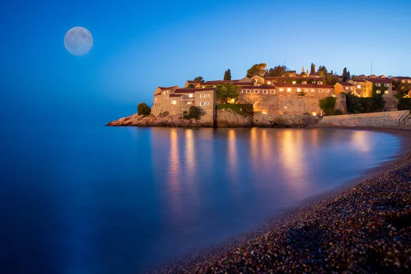 Budva Yakınlarındaki Sveti Stefan Adası Işığında Güzel Bir Yaz Gecesidir — Stok fotoğraf