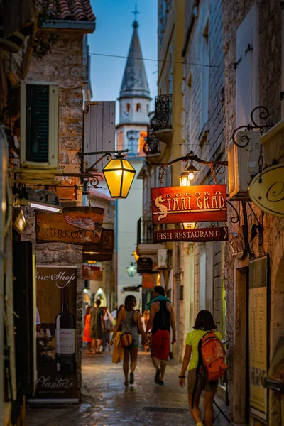 Budva, Karadağ - 17 Eylül 2015: Eski şehir caddesi, geceleri dükkanlar ve kafeler. Karadağ, Balkanlar ve Avrupa seyahati.