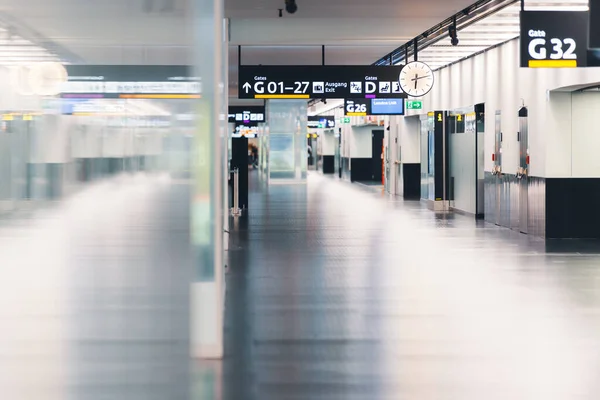 空荡荡的维也纳国际机场大灯塔 现代风格的内饰 金属结构闪亮 光线明亮 旅行和旅游 — 图库照片