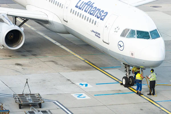 Wien Österrike September 2015 Lufthansa Moderna Passagerare Jet Parkerade Landningsbanan — Stockfoto