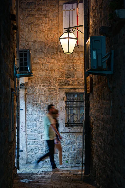 Budva Calle Del Casco Antiguo Por Noche Gente Caminando Montenegro —  Fotos de Stock