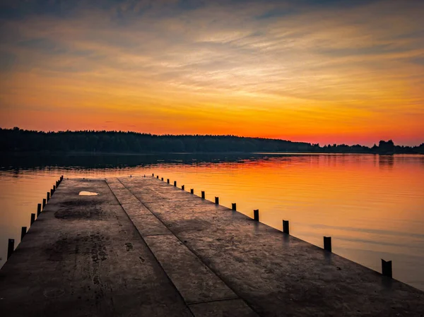 Zonsondergang Aan Het Meer Lucht Met Wolken Achtergrond Pier Voorgrond — Stockfoto