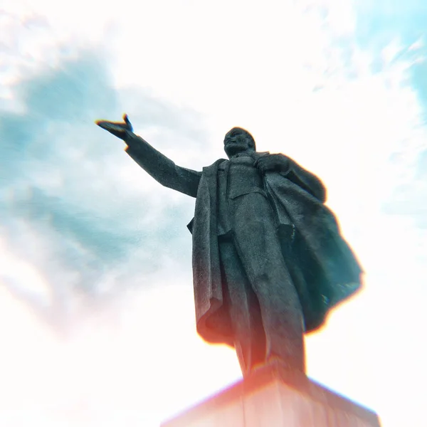 Vladimir Lenin 的俄罗斯雕像 背景为多云的天空 — 图库照片