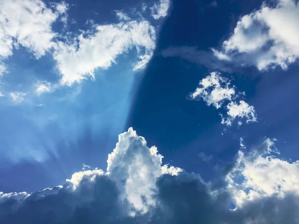 Μπλε Συννεφιασμένος Ουρανός Λευκά Σύννεφα Και Ακτίνες Του Φωτός — Φωτογραφία Αρχείου