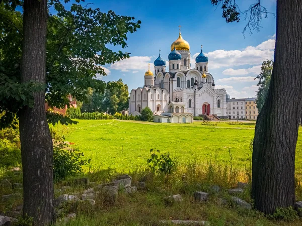 Kostel Rusku Letní Krajina Obloha Modrými Mraky Pozadí — Stock fotografie