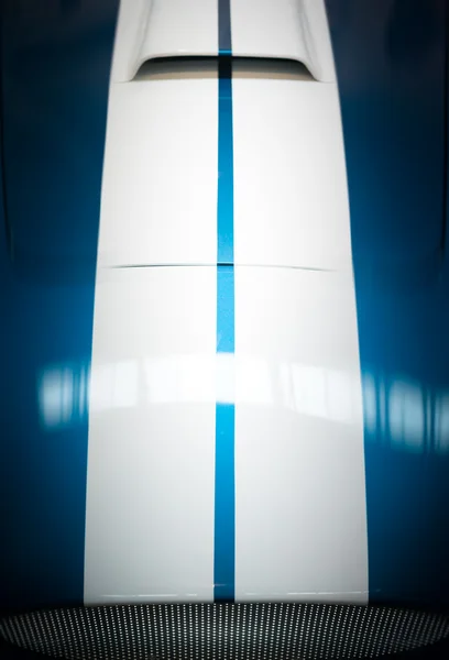 Capot rayé bleu et blanc de voiture classique — Photo