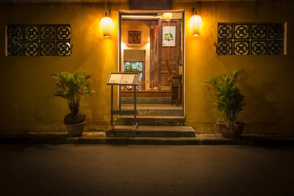 Entrada a la vieja cafetería por la noche en Vietnam, Asia . — Foto de Stock