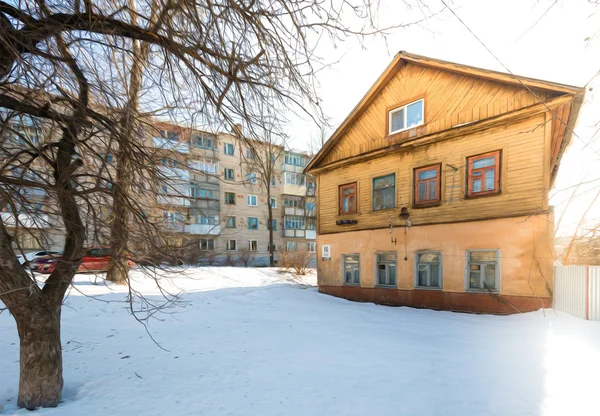 Altes Holzhaus, vom Schnee bedeckt. — Stockfoto