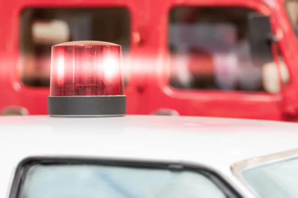 Luz de sirena roja intermitente en el techo del vehículo —  Fotos de Stock