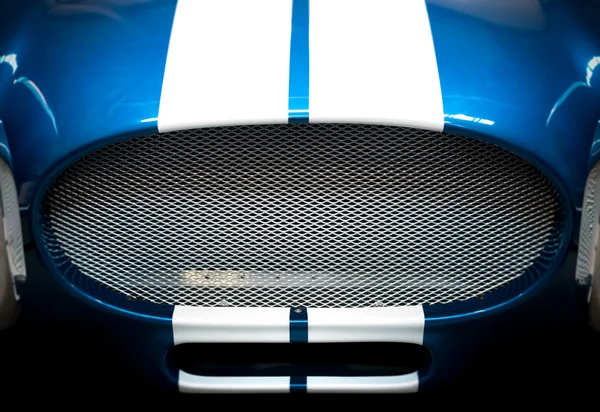 Деталь решітка синьо-білий смугастий автомобіля — стокове фото