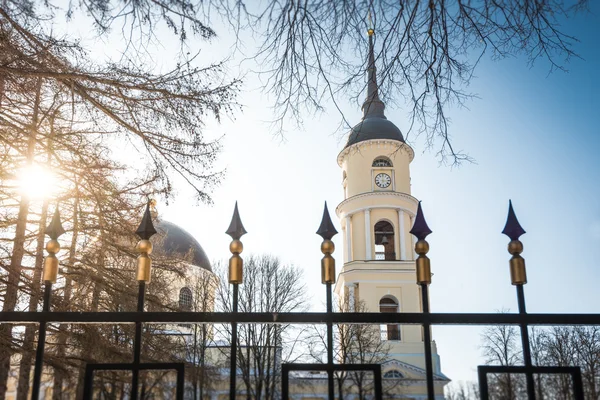 Orthodoxe Kirche an einem sonnigen Wintertag. — Stockfoto