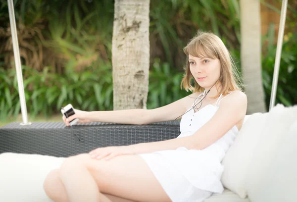 Glückliche junge Frau, die draußen Musik hört. — Stockfoto