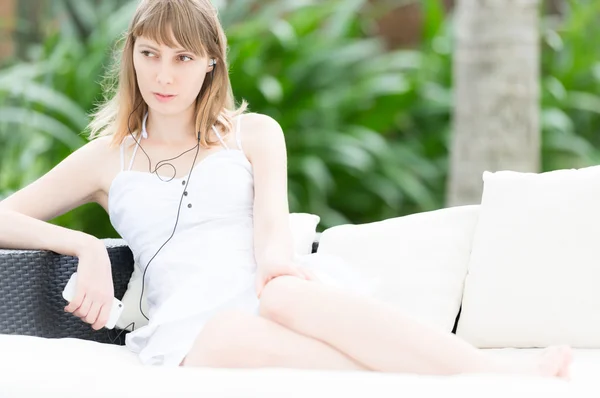 Young woman listening to music outdoor. — Stock Photo, Image