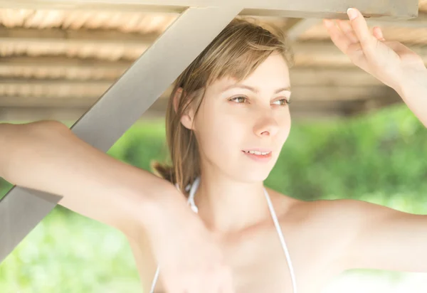 Bella giovane donna sotto il molo di legno — Foto Stock