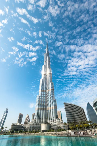 Burj Khalifa desaparecendo no céu azul em Dubai, Emirados Árabes Unidos . — Fotografia de Stock