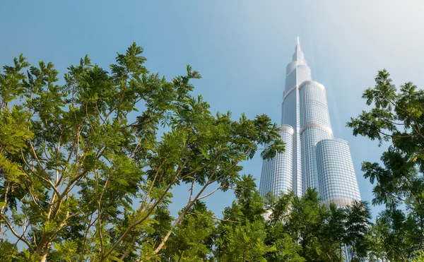 Burj Khalifa scompare nel cielo blu a Dubai, Emirati Arabi Uniti . — Foto Stock