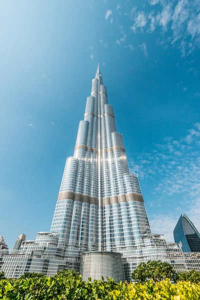 Burj Khalifa desaparecendo no céu azul em Dubai, Emirados Árabes Unidos . — Fotografia de Stock