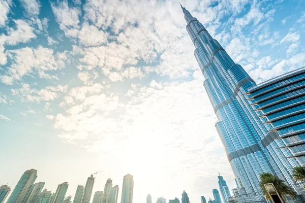 Burj Khalifa scompare nel cielo blu a Dubai, Emirati Arabi Uniti . — Foto Stock