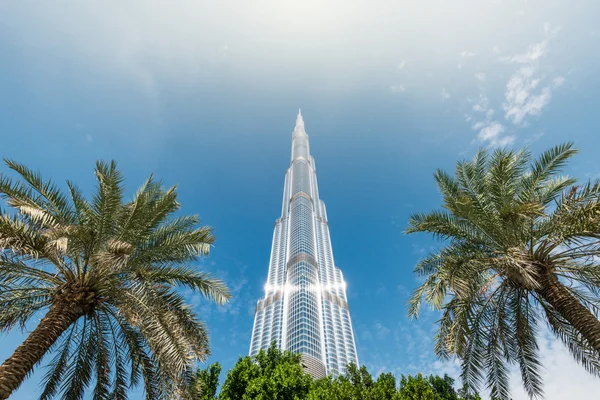 Burj Khalifa, eltűnt a kék ég, Dubai, Egyesült Arab Emírségek. — Stock Fotó