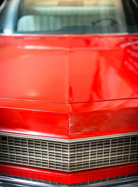 Detalle del coche clásico rojo brillante — Foto de Stock